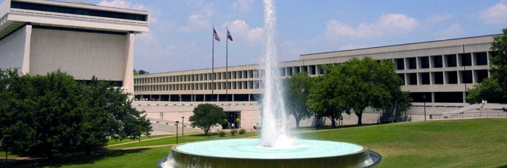 View of the famous fountain outside the LBJ Presidential Libary with the library building as the background on the UT Austin Campus